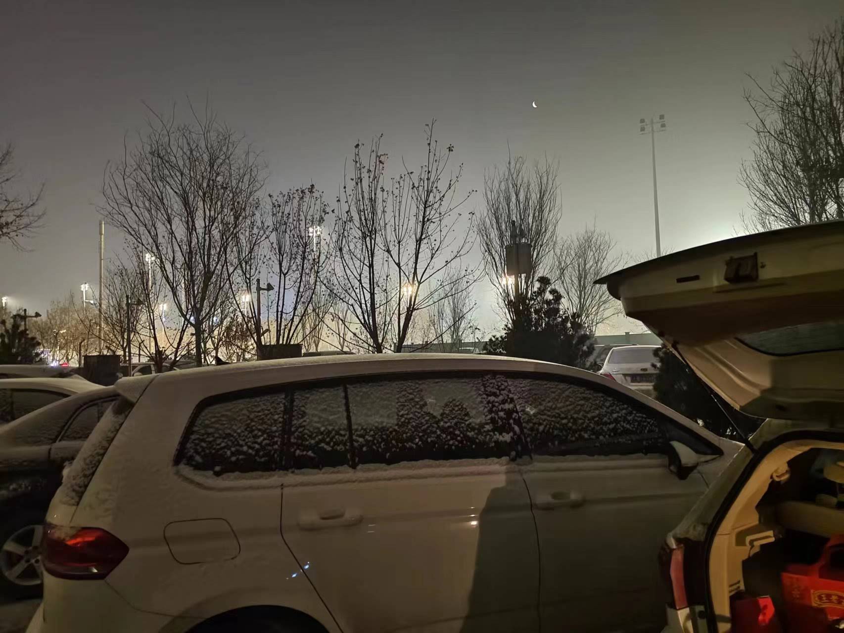 略显黑色的天空